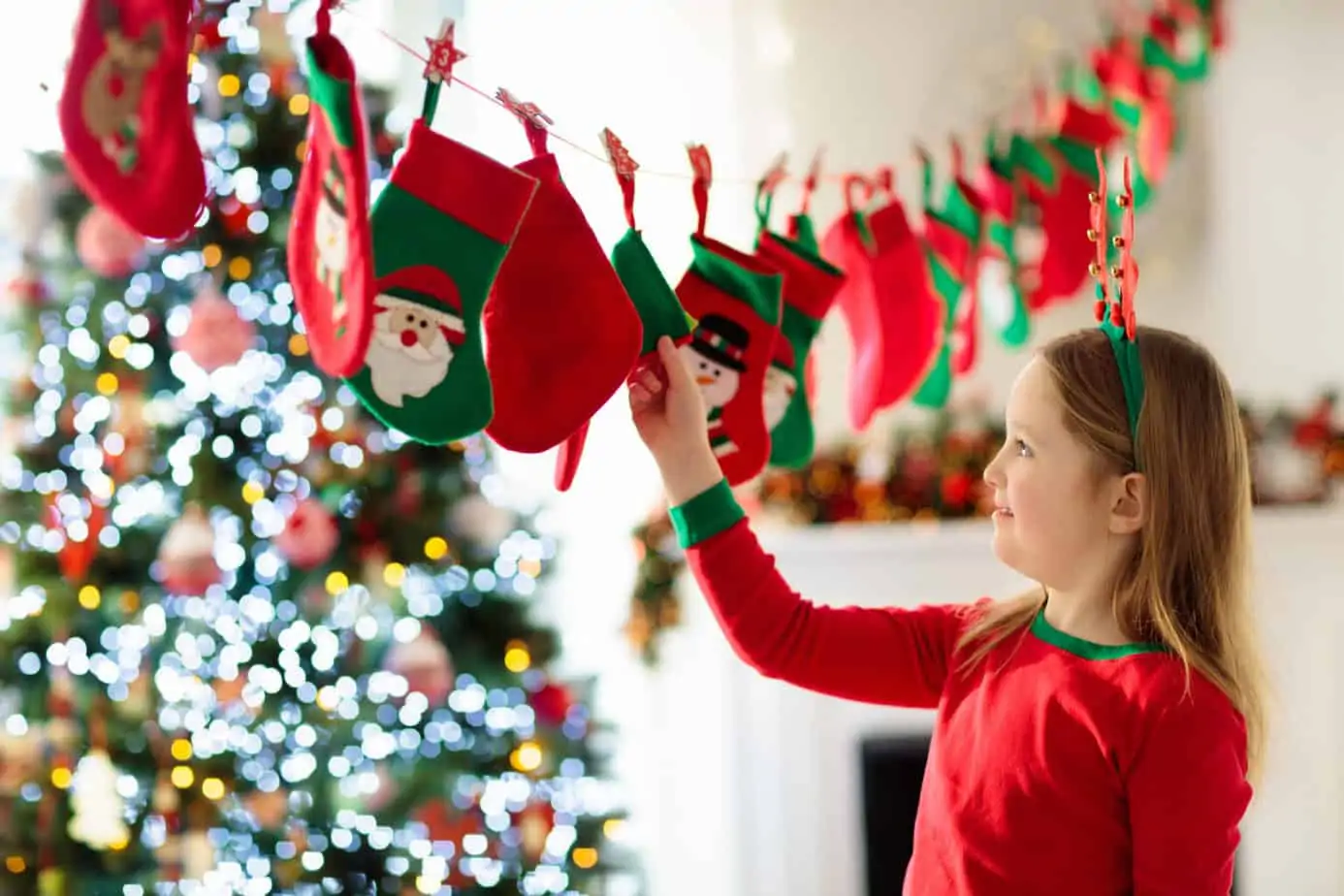 How to have an Intentional Christmas with kids. 5 Humble Holiday Traditions that are guaranteed to make December a magical experience for your family.