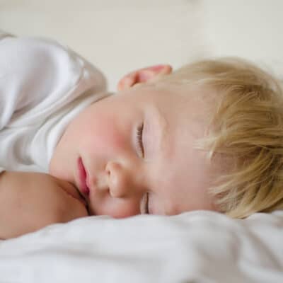 What's the right bedtime for a 2 year old? How to figure out the perfect bedtime for your 2 year old & create a daily routine for better sleep and nap time.