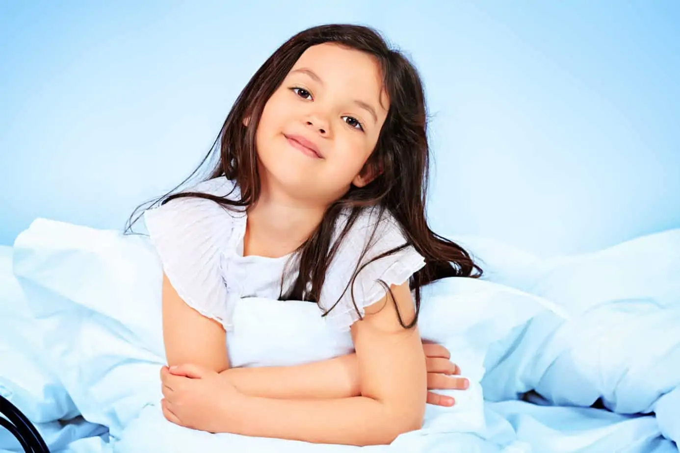 If you're having trouble getting your toddler to fall asleep & stay asleep, try this smart toddler bedtime routine they won't fight, but will actually love.