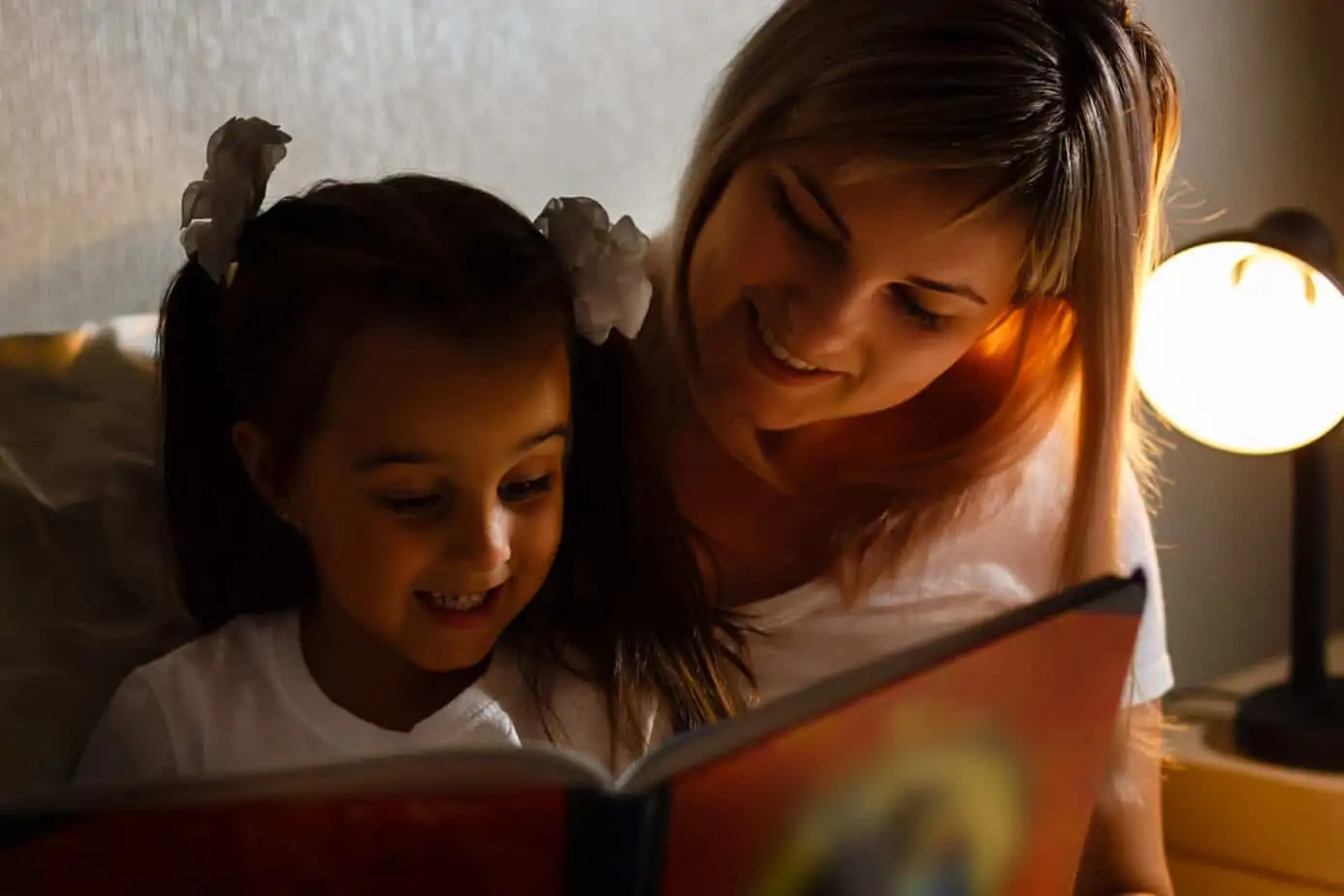 If you're having trouble getting your toddler to fall asleep & stay asleep, try this smart toddler bedtime routine they won't fight, but will actually love.