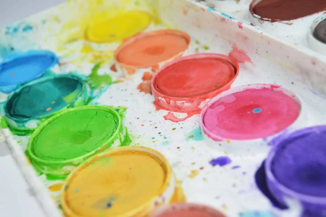 let your kids paint with watercolors and water for a quick 20-minute quiet time that is easy to set up and quick to clean up