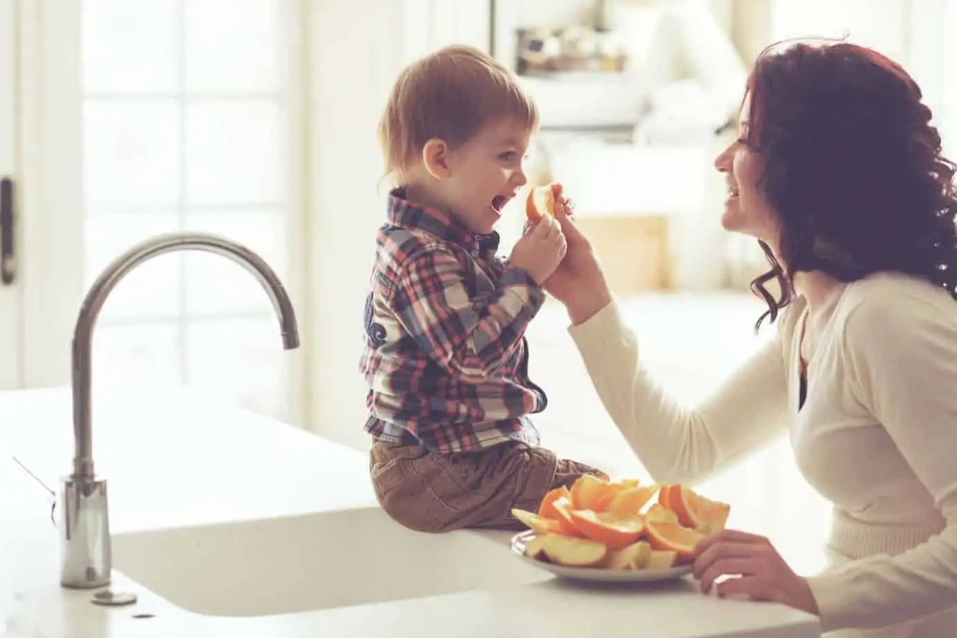 10 effective strategies will help you find your groove and happiness as a stay at home mom. Daily Stay at Home Mom routine & happiness habits to help you.