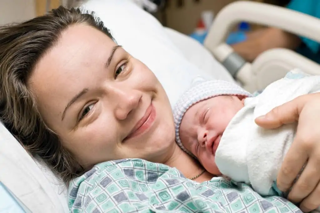 Helpful tips to help you survive the first week home with baby. What to expect the first few days home with your newborn baby and the first week home with baby. The best ways to prepare for bringing your baby home and postpartum care. What you can do to help you ease into motherhood first week home with baby. 