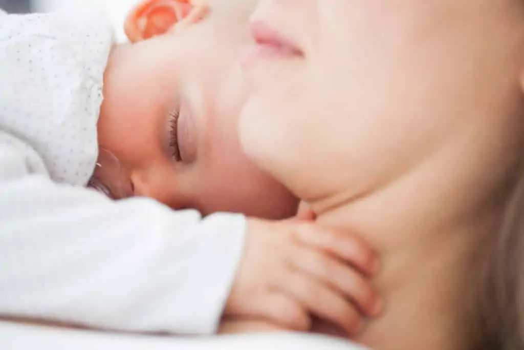Learn how to read tired signs in your baby and also, what an overtired baby looks like. Achieving healthy sleep has to do with reading your baby's cues when they're nearing sleep and are tired, and putting them to be before they are overtired. A healthy, happy baby starts with regular sleep and putting your baby to sleep on time. 