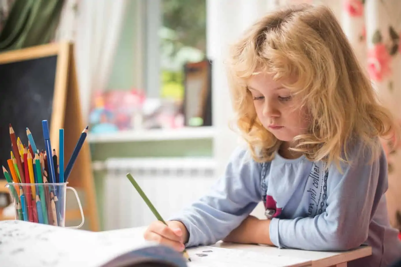 Setup your homeschool classroom, with a small room or a lot of space. Basics of a homeschool classroom & 15 small space homeschool setup ideas to inspire.