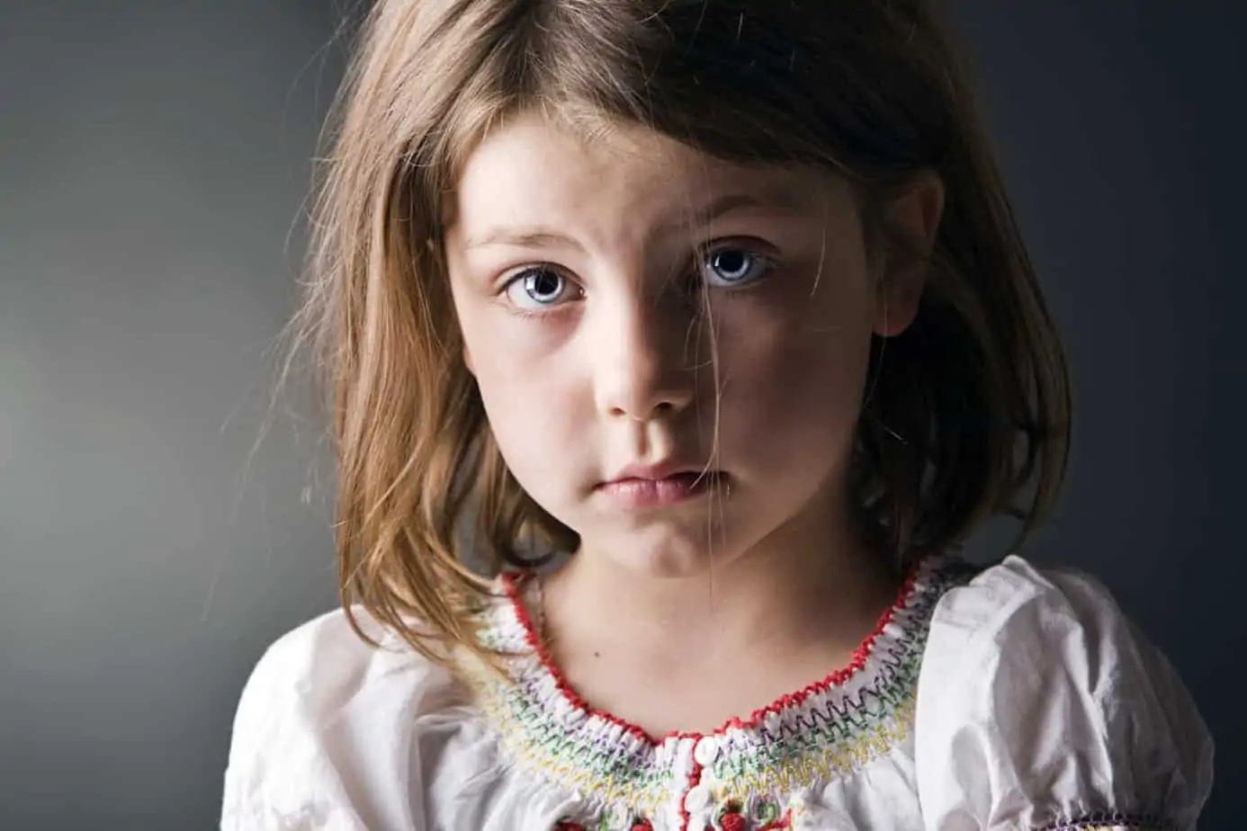 A child showing signs of anxiety — emotional, behavioral, and physical signs of anxiety in children that parents can watch for.