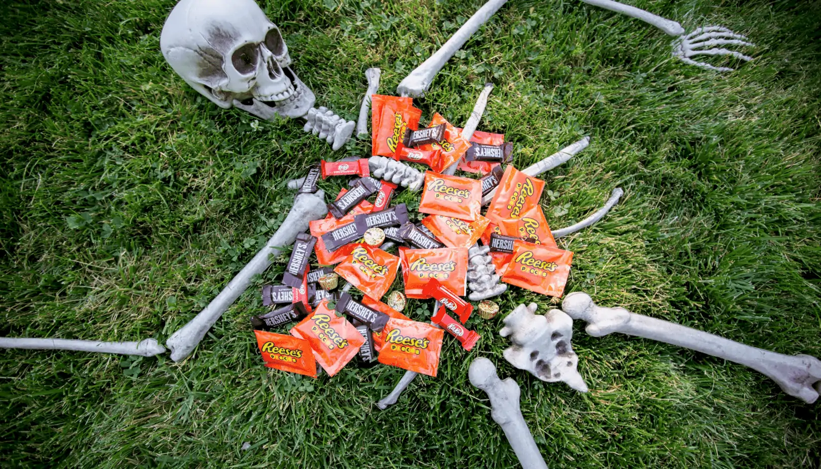 10 no contact trick or treating ideas for 2020. 10 creative & fun social distancing safe ideas for trick-or-treating this Halloween.
