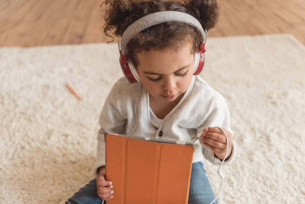 10 simple ways to limit screen time with children. Positive habit-forming ways to create an unplugged family life & raise healthier, more balanced children. 