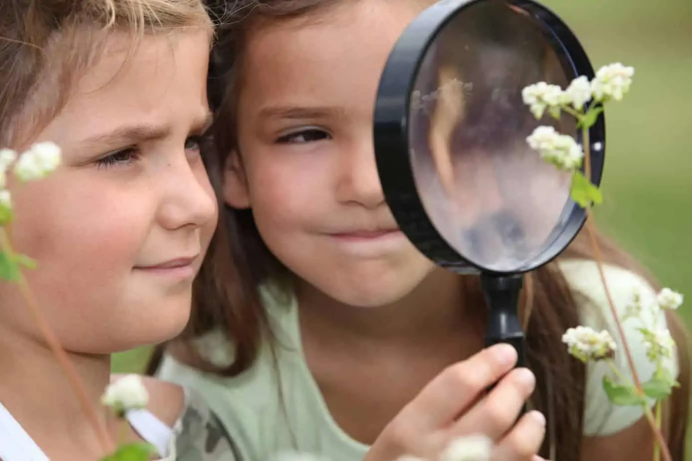 FREE PDF Printable Nature Sensory Scavenger Hunt perfect for getting the kids outside, to use in your backyard, at a local park, to take hiking, or camping. or use for an outdoor-themed birthday party activity! The link to this outdoor sensory scavenger hunt for kids printable is down below. 